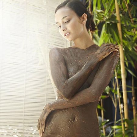 Hard Rock Hotel Goa Calangute Bagian luar foto A woman with mud on her body
