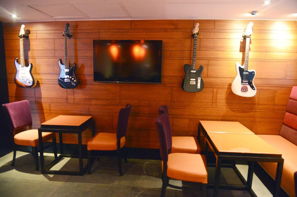 Hard Rock Hotel Goa Calangute Bagian luar foto The interior of a typical Hard Rock Cafe