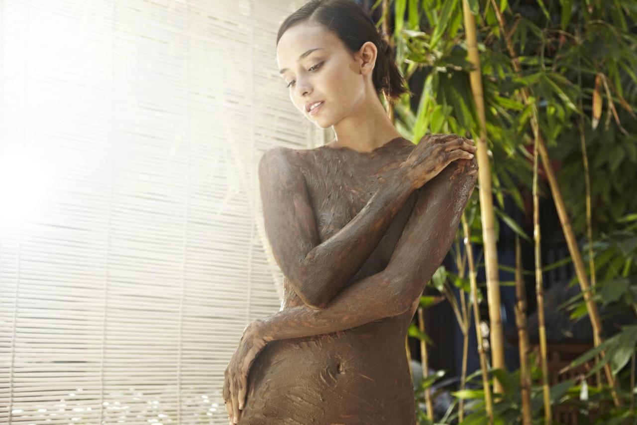Hard Rock Hotel Goa Calangute Bagian luar foto A woman with mud on her body