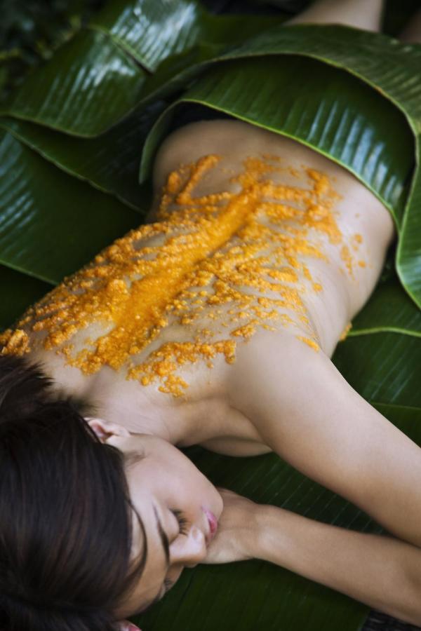 Hard Rock Hotel Goa Calangute Bagian luar foto A woman with turmeric applied to her back