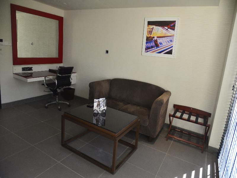 Hard Rock Hotel Goa Calangute Bagian luar foto The interior of the airport's VIP lounge