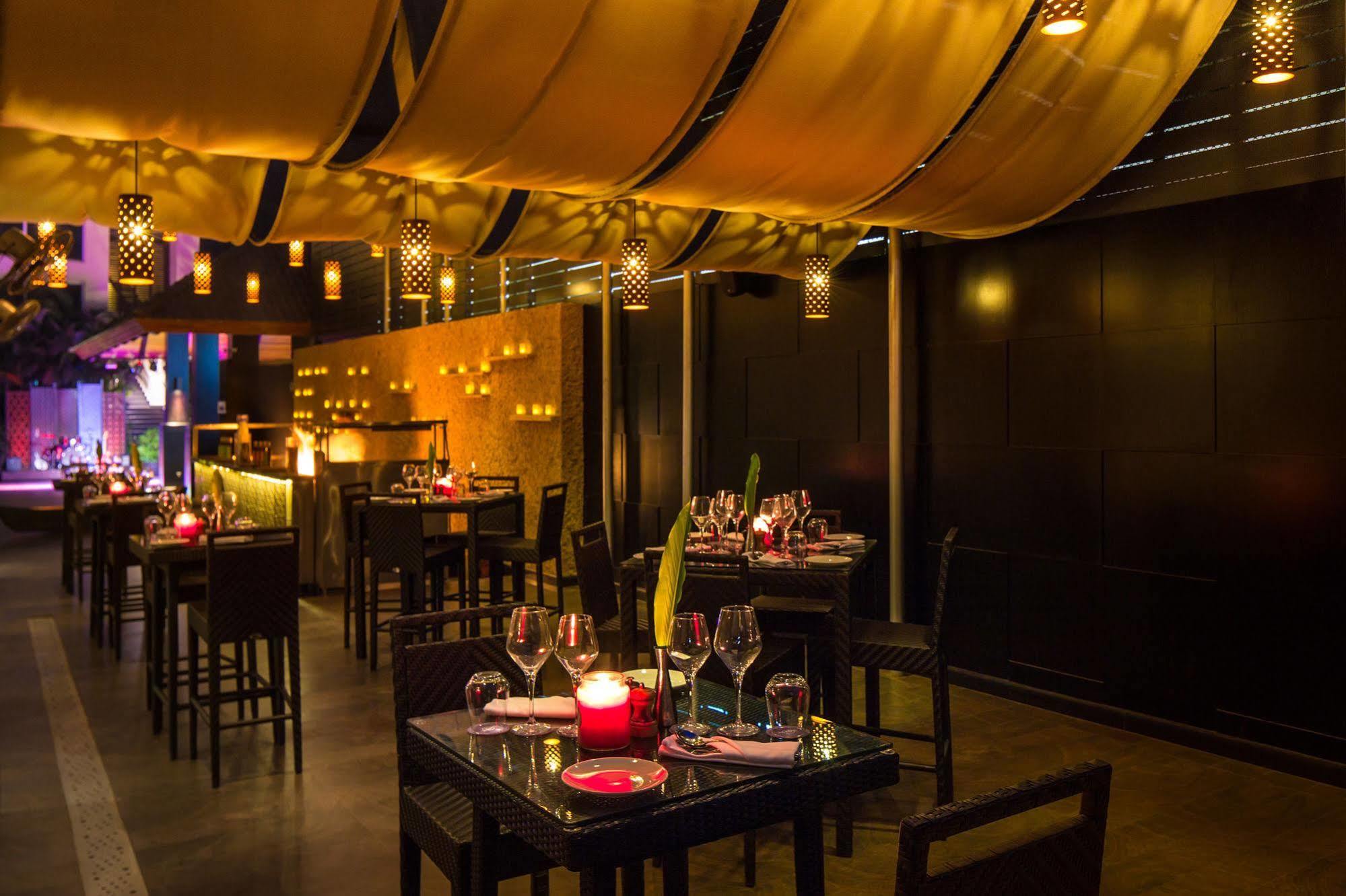 Hard Rock Hotel Goa Calangute Bagian luar foto The interior of the restaurant
