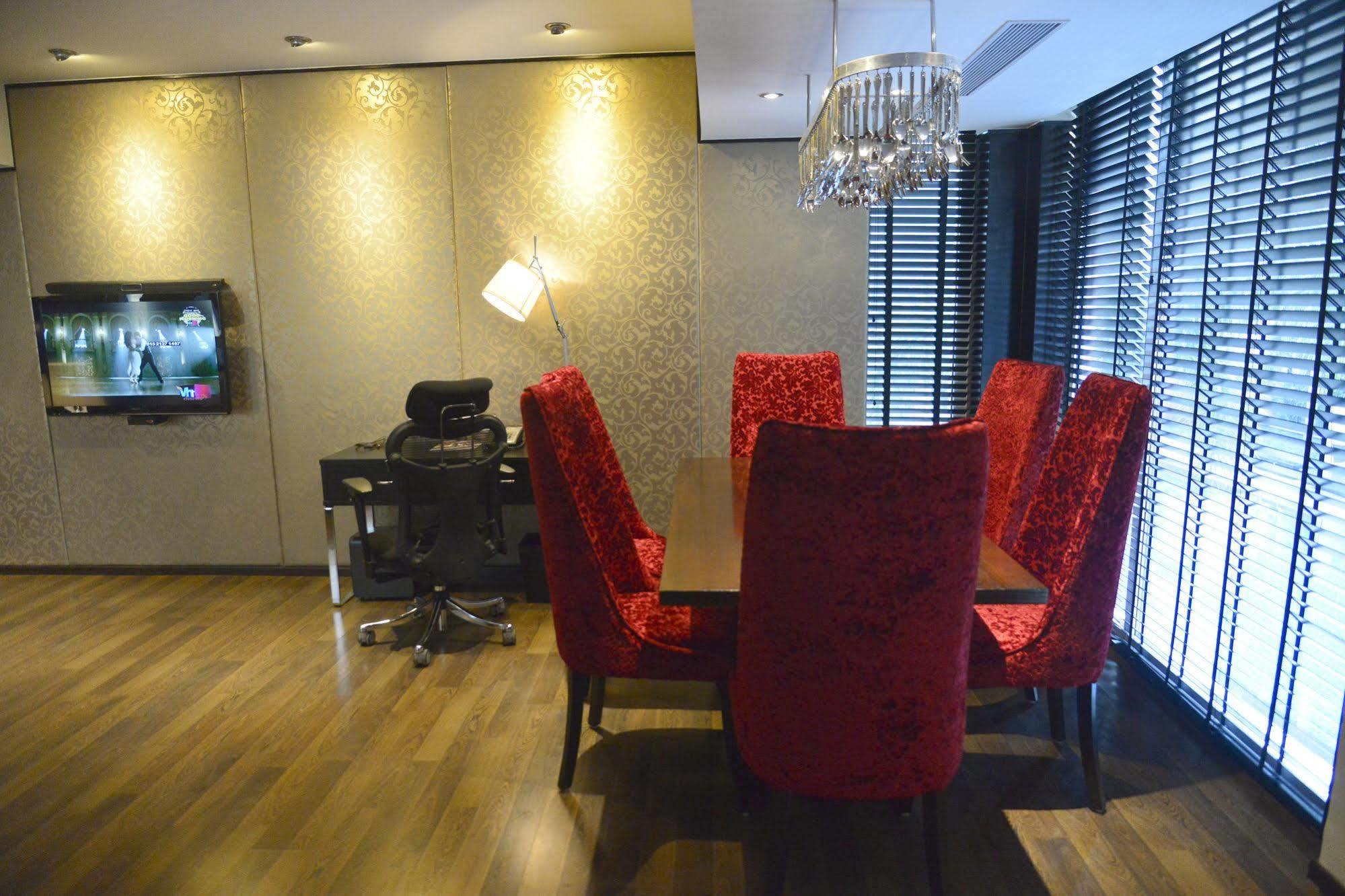 Hard Rock Hotel Goa Calangute Bagian luar foto A suite at the Mandarin Oriental, Hong Kong