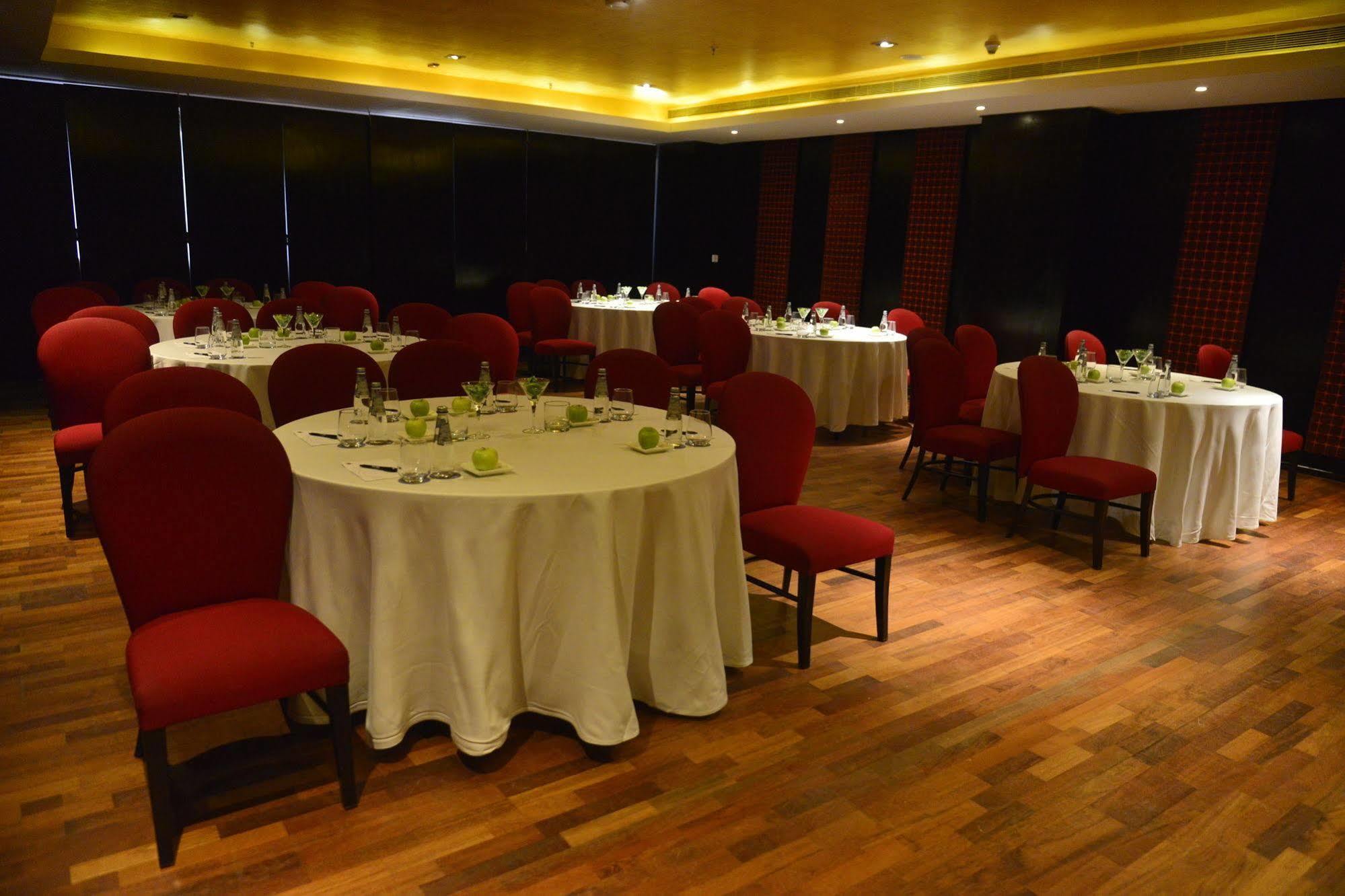 Hard Rock Hotel Goa Calangute Bagian luar foto The interior of the restaurant
