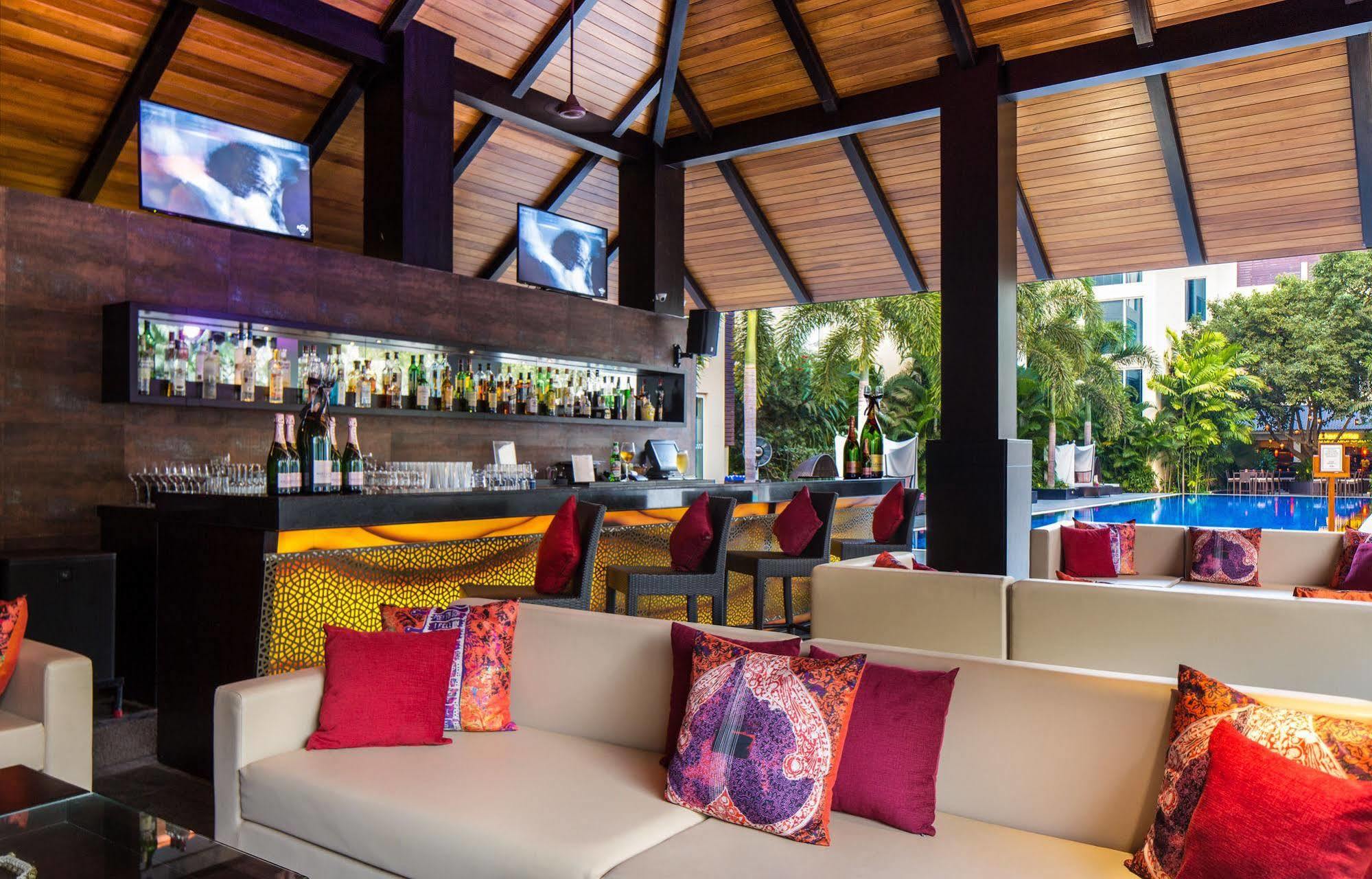 Hard Rock Hotel Goa Calangute Bagian luar foto The bar at the pool